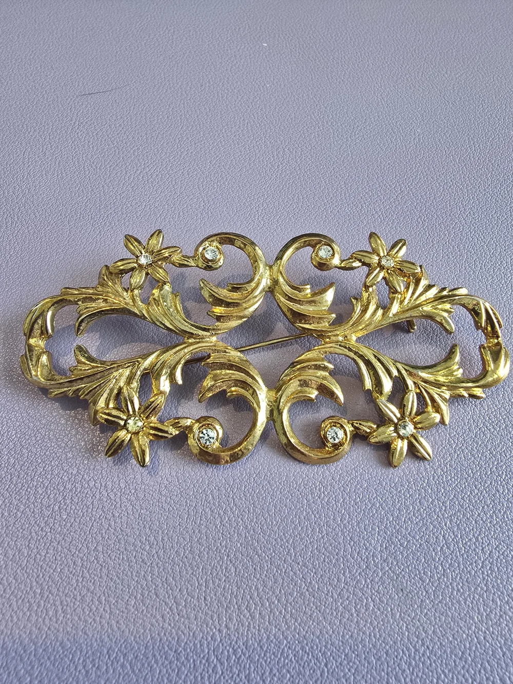 Gold Floral Filigree Brooch - Elegant Women’s Accessory, Like New